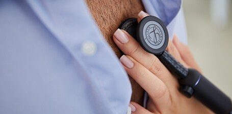 Κοντινή απεικόνιση στηθοσκόπησης θώρακα
