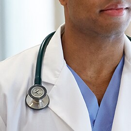 Littmann Στηθοσκόπιο σωστά φορεμένο έξω από τον γιακά μιας λευκής