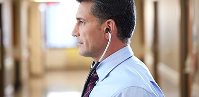 Γιατρός που φορά σωστά το στηθοσκόπιο Littmann με τις ελιές προς τα εμπρός.
