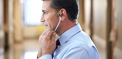 Γιατρός που φορά σωστά το στηθοσκόπιο Littmann με τις ελιές προς τα εμπρός.
