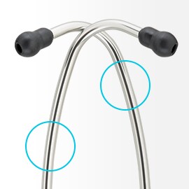 Τα μεταλλικά άκρα του αυλού ενός 3M Littmann Στηθοσκοπίου τέμνονται συμμετρικά μεταξύ τους και διαθέτουν ελιές στα άκρα τους.